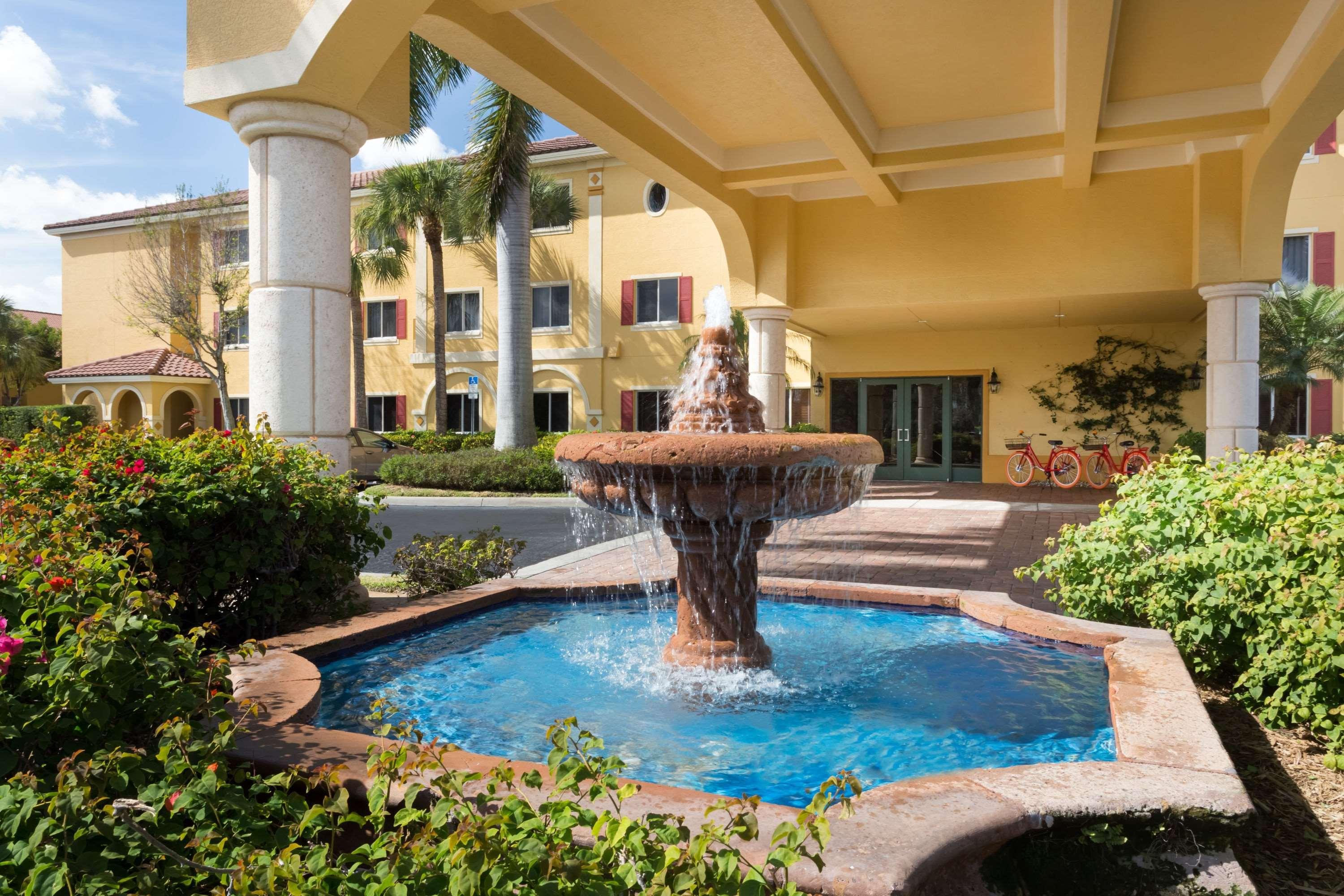Hawthorn Extended Stay By Wyndham North Naples Eksteriør bilde